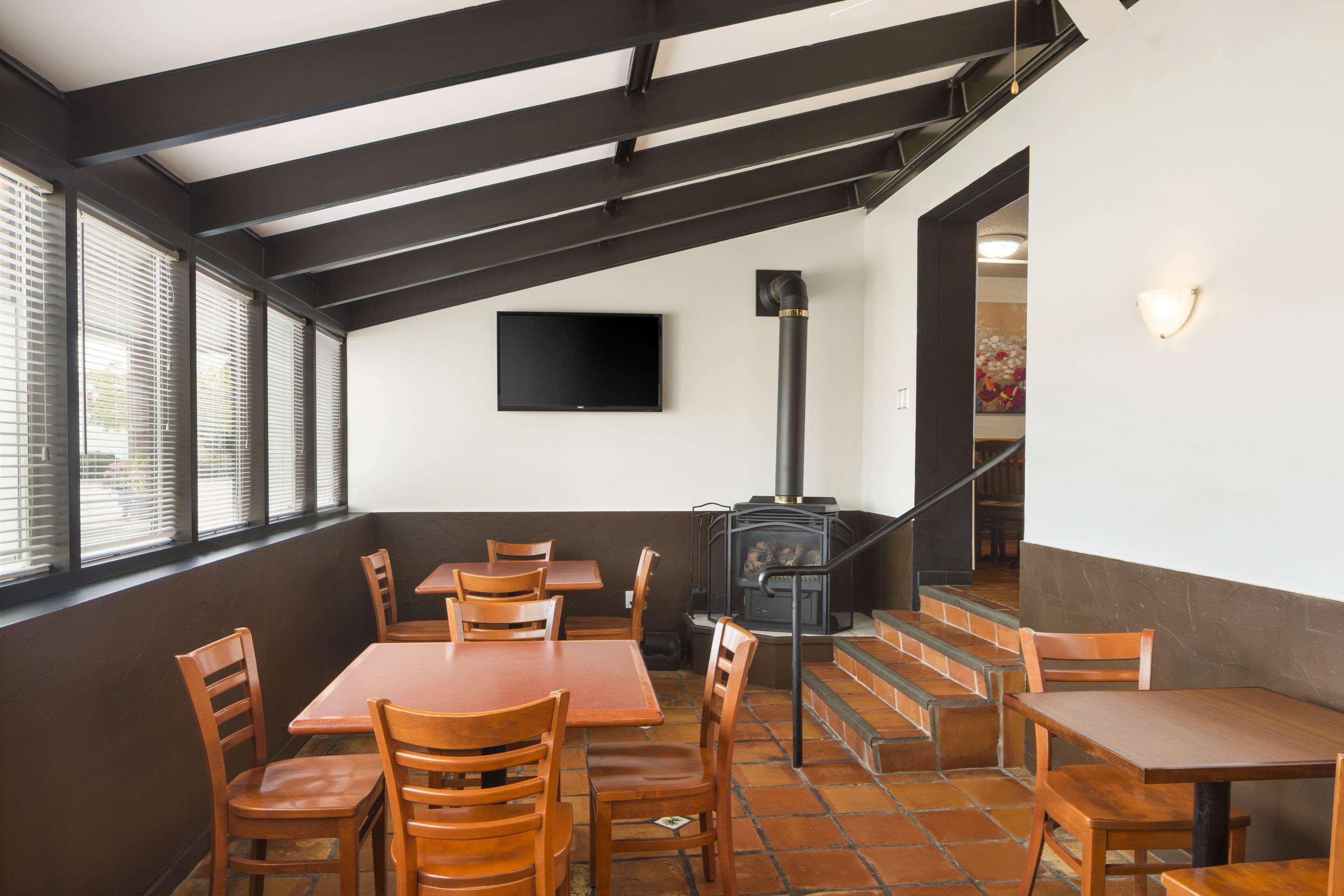 Days Inn By Wyndham Brantford Bagian luar foto
