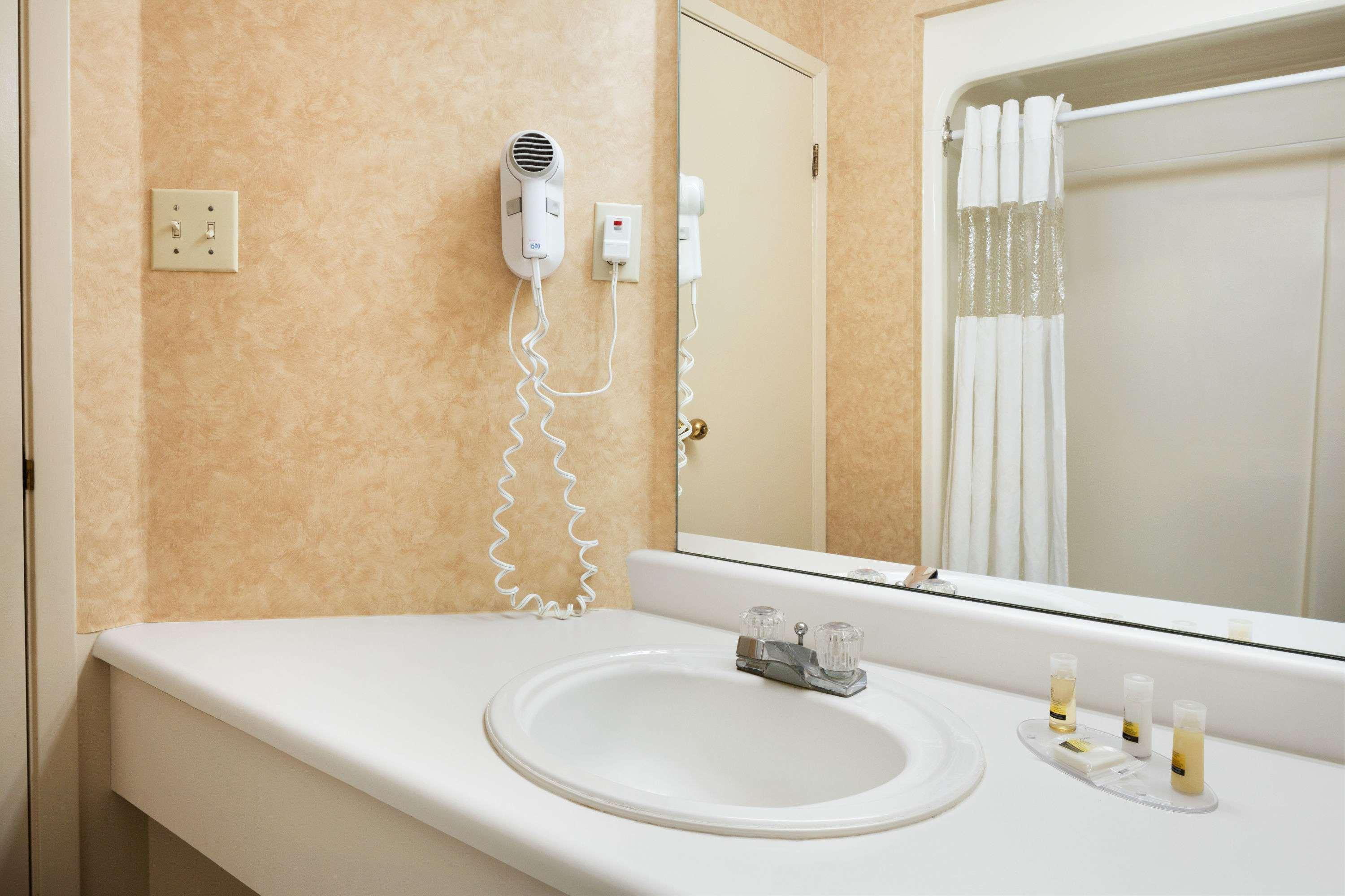 Days Inn By Wyndham Brantford Bagian luar foto