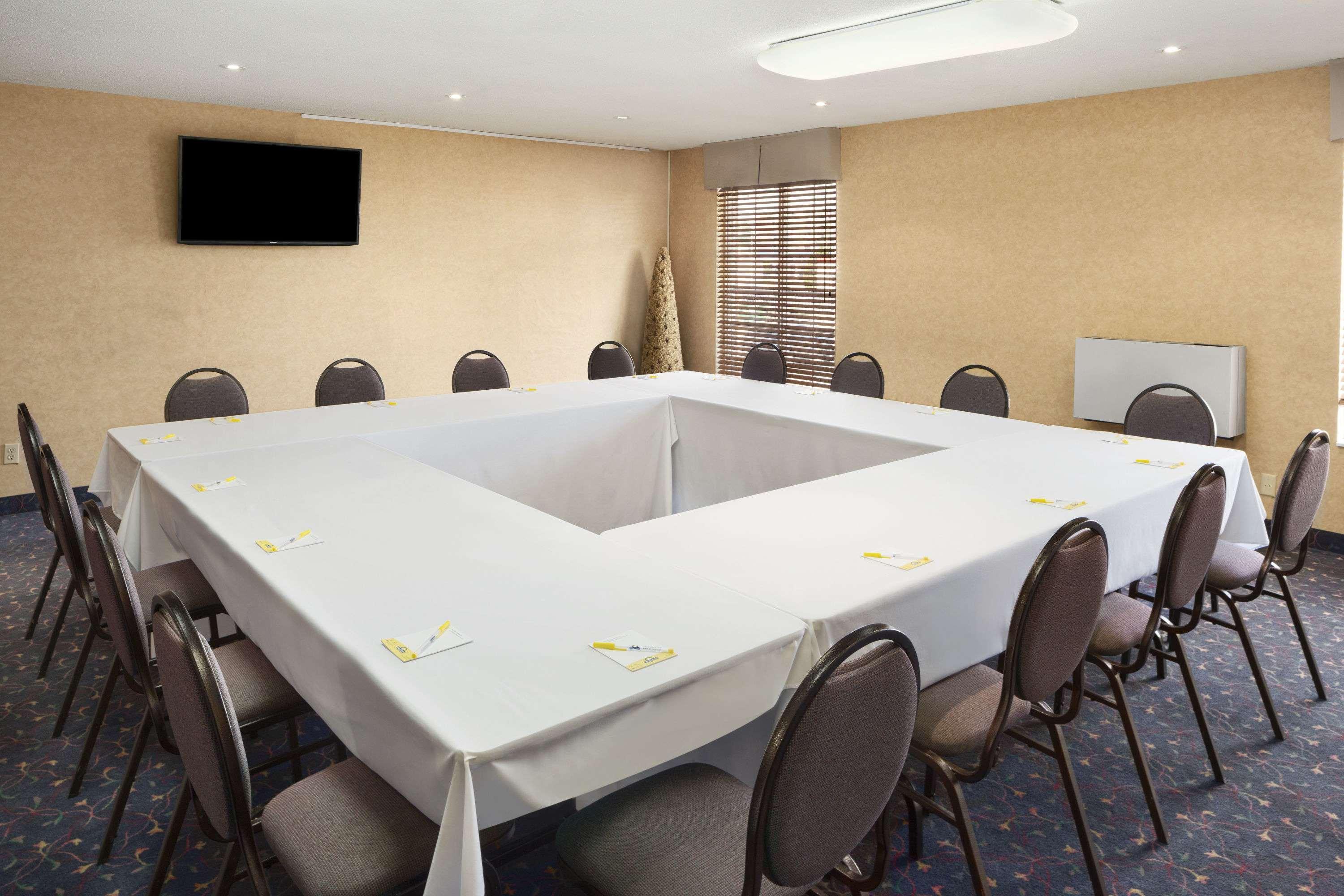 Days Inn By Wyndham Brantford Bagian luar foto